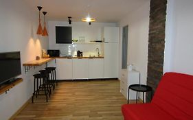 Modern&Cozy-Entire House, Parking Place In Private Yard